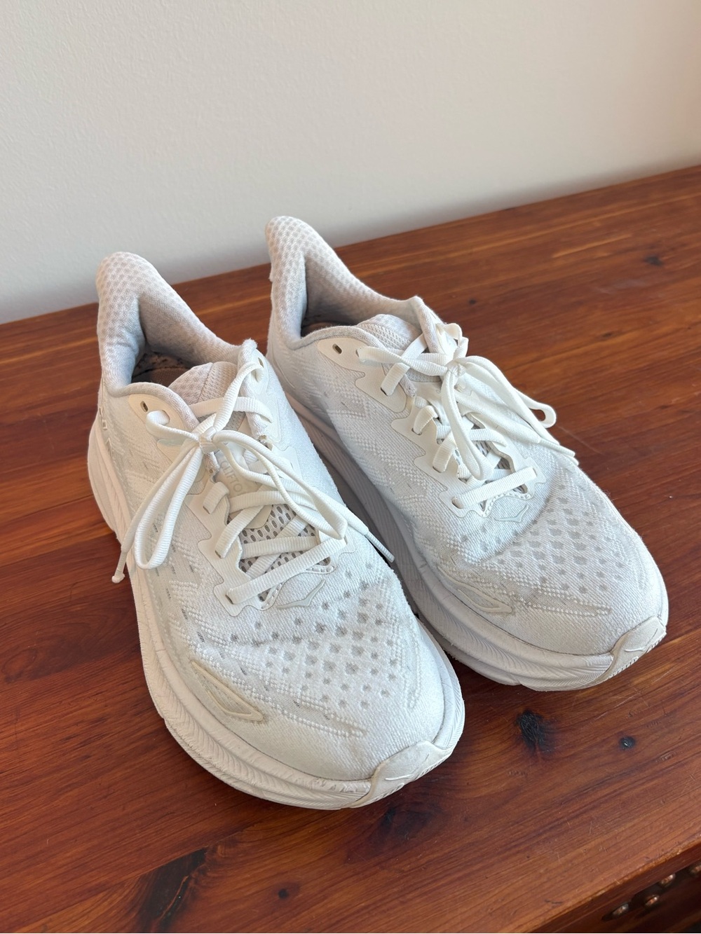 Hoka Womenโs White Clifton 10 Sneakers